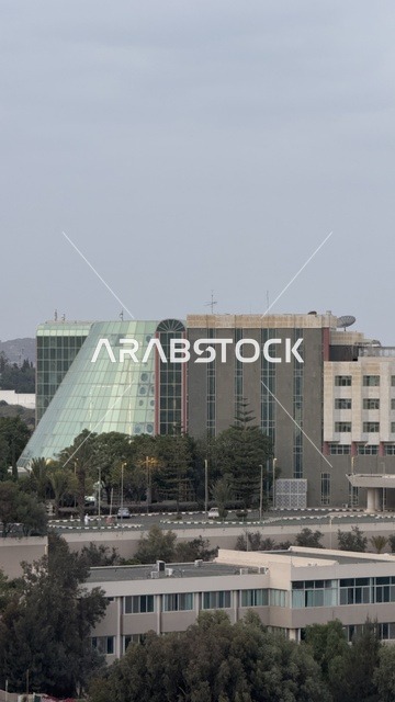 احدى الفنادق في ابها، قضاء الوقت الممتع بالرحلات السياحية الترفيهية, أماكن ومعالم السياحة المشهورة, مناطق القمم والمرتفعات الجبلية, المناظر الطبيعية في  أبها في منطقة عسير في المملكة العربية السعودية، جبال ابها المغطى بالغيوم والسحب، الاشجار والنباتات الخضراء