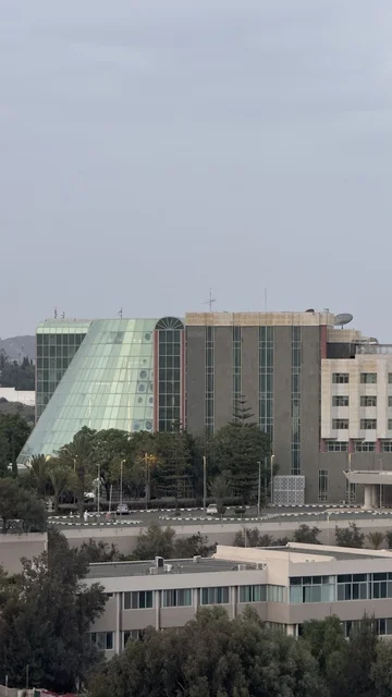 احدى الفنادق في ابها، قضاء الوقت الممتع بالرحلات السياحية الترفيهية, أماكن ومعالم السياحة المشهورة, مناطق القمم والمرتفعات الجبلية, المناظر الطبيعية في  أبها في منطقة عسير في المملكة العربية السعودية، جبال ابها المغطى بالغيوم والسحب، الاشجار والنباتات الخضراء