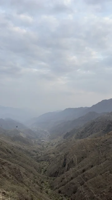 قضاء الوقت الممتع بالرحلات السياحية الترفيهية, أماكن ومعالم السياحة المشهورة, مناطق القمم والمرتفعات الجبلية, المناظر الطبيعية في  أبها في منطقة عسير في المملكة العربية السعودية، جبال ابها المغطى بالغيوم والسحب، الاشجار والنباتات الخضراء