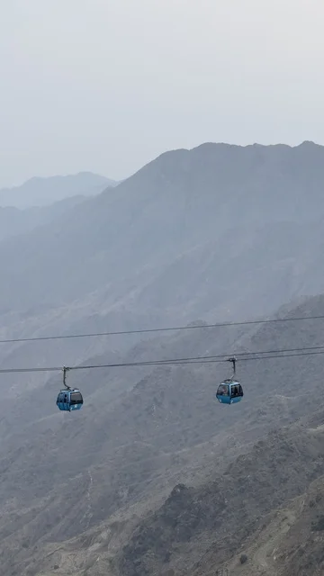 السياحة والترفيه وقضاء الوقت الممتع، أهم الأماكن والمعالم السياحية الطبيعية في المملكة العربية السعودية, الاستمتاع بالأنشطة الترفيهية الشبابية الممتعة في مناطق القمم والمرتفعات الجبلية, العربة المتنقلة وسط الطبيعة, تلفريك في جبال السودة في منطقة عسير