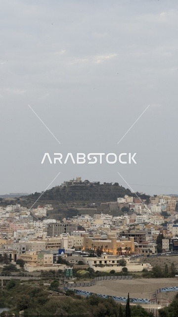 مناطق القمم والمرتفعات الجبلية, أماكن ومعالم السياحة المشهورة, قضاء الوقت الممتع بالرحلات السياحية الترفيهية, المناظر الطبيعية في  أبها في منطقة عسير في المملكة العربية السعودية، جبال ابها المغطى بالغيوم والسحب، الاشجار والنباتات الخضراء