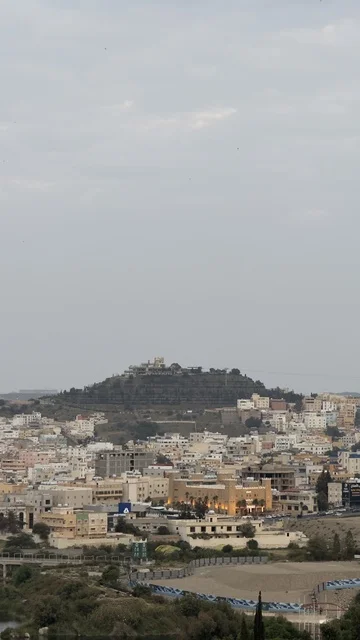 Areas of peaks and mountainous heights, famous tourist places and landmarks, spending enjoyable time on recreational tourist trips, the natural landscapes in Abha in the Asir region of the Kingdom of Saudi Arabia, the mountains of Abha covered with clouds and mist, trees and green plants.