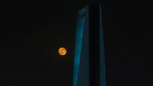 النمو والتطور الهندسي المعماري المتميز بالسعودية, أبرز المعالم الاقتصادية والمالية في المملكة, قمر بدر مضيء في الليل، أماكن التجارة المشهورة, الفن المعماري على الطراز الحديث لبناء الأبراج وناطحات السحاب، الفن الهندسي المعماري للمعالم السياحية