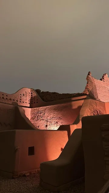 اماكن سياحيه ترفيهيه اثريه مشهوره, أسوار الدرعية القديمة الطينية, اماكن ومعالم سياحيه تراثية , أسوار قصر سلوى في الدرعية القديمة, احتفالات ومهرجانات في الرياض في المملكة العربية السعودية, مطل ومنتزه البجيري المضاء في حي الطريف في الليل