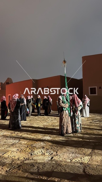 اماكن سياحيه ترفيهيه اثريه مشهوره, أسوار الدرعية القديمة الطينية, اماكن ومعالم سياحيه تراثية , أسوار قصر سلوى في الدرعية القديمة, احتفالات ومهرجانات في الرياض في المملكة العربية السعودية, مطل ومنتزه البجيري المضاء في حي الطريف في الليل