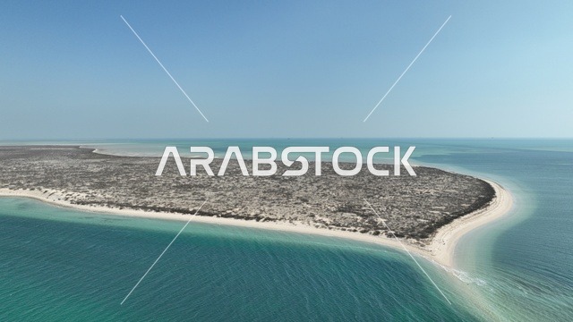 الطبيعة الساحلية و المياه الفيروزية ،تناغم المساحات الخضراء مع الشواطئ الرملية، تصوير درون جوي لجزيرة الحويلات في مدينة الجبيل ،أجواء بحرية سياحية