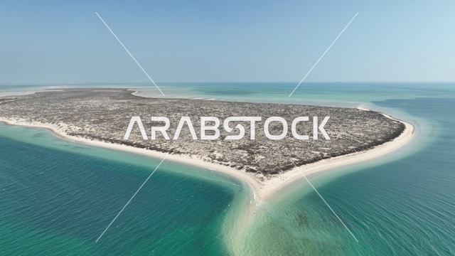 الطبيعة الساحلية و المياه الفيروزية ،تناغم المساحات الخضراء مع الشواطئ الرملية، تصوير درون جوي لجزيرة الحويلات في مدينة الجبيل ،أجواء بحرية سياحية