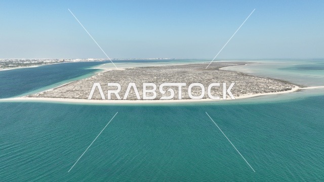 الطبيعة الساحلية و المياه الفيروزية ،تناغم المساحات الخضراء مع الشواطئ الرملية، تصوير درون جوي لجزيرة الحويلات في مدينة الجبيل ،أجواء بحرية سياحية