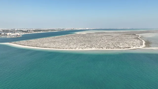 تناغم المساحات الخضراء مع الشواطئ الرملية،الطبيعة الساحلية و المياه الفيروزية ، تصوير درون جوي لجزيرة الحويلات في مدينة الجبيل ،أجواء بحرية سياحية