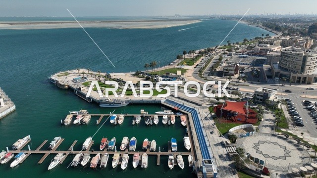 تصوير درون جوي لميناء الجبيل في المنطقة الشرقية بالمملكة العربية السعودية،السفن التجارية والناقلات العملاقة في الميناء، تناغم البحر  والمنشآت الصناعية الحديثة،