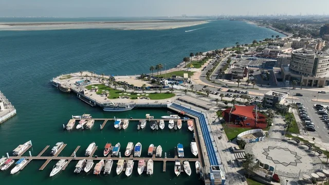 تصوير درون جوي لميناء الجبيل في المنطقة الشرقية بالمملكة العربية السعودية،السفن التجارية والناقلات العملاقة في الميناء، تناغم البحر  والمنشآت الصناعية الحديثة،