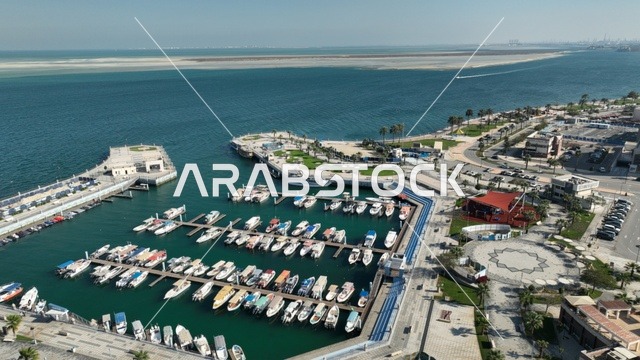 تصوير درون جوي لميناء الجبيل في المنطقة الشرقية بالمملكة العربية السعودية،السفن التجارية والناقلات العملاقة في الميناء، تناغم البحر  والمنشآت الصناعية الحديثة،