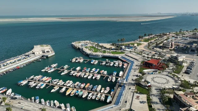 تصوير درون جوي لميناء الجبيل في المنطقة الشرقية بالمملكة العربية السعودية،السفن التجارية والناقلات العملاقة في الميناء، تناغم البحر  والمنشآت الصناعية الحديثة،