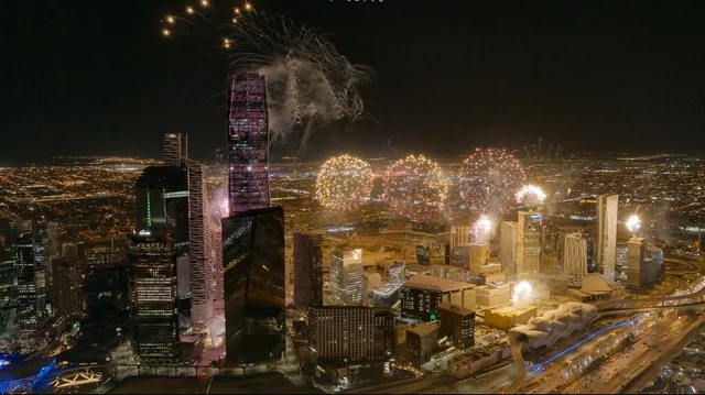 الفن الهندسي المعماري للأبراج وناطحات السحاب المضاءة في وقت الليل، الاحتفال بالمفرقعات والالعاب النارية، المعالم السياحية المشهورة, الفعاليات والأنشطة الترفيهية، الاعياد والمناسبات في المملكة العربية السعودية