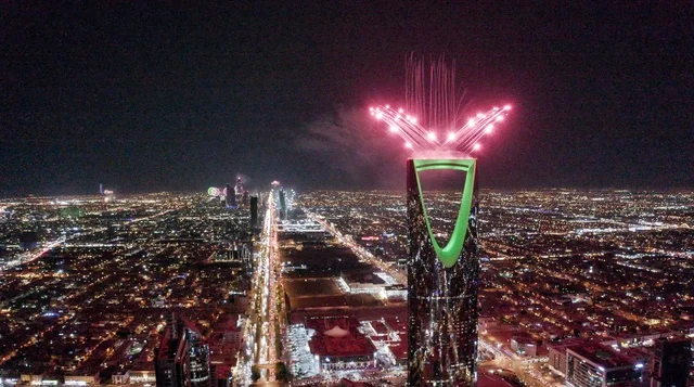 الفن الهندسي المعماري للأبراج وناطحات السحاب المضاءة في وقت الليل، الاحتفال بالمفرقعات والالعاب النارية، المعالم السياحية المشهورة, الفعاليات والأنشطة الترفيهية، الاعياد والمناسبات في المملكة العربية السعودية