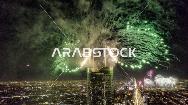 الفن الهندسي المعماري للأبراج وناطحات السحاب المضاءة في وقت الليل، الاحتفال بالمفرقعات والالعاب النارية، المعالم السياحية المشهورة, الفعاليات والأنشطة الترفيهية، الاعياد والمناسبات في المملكة العربية السعودية