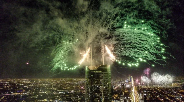 الفن الهندسي المعماري للأبراج وناطحات السحاب المضاءة في وقت الليل، الاحتفال بالمفرقعات والالعاب النارية، المعالم السياحية المشهورة, الفعاليات والأنشطة الترفيهية، الاعياد والمناسبات في المملكة العربية السعودية