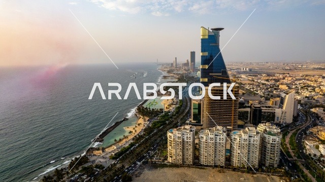 الأبراج وناطحات السحاب في المدينة الساحلية, الفن الهندسي المعماري لمبنى برج الكورنيش في مدينة جدة, الواجهة البحرية في المملكة العربية السعودية, الاستمتاع بالمناظر الطبيعية المائية, الأفق والمعالم التجارية المشهورة في وقت النهار