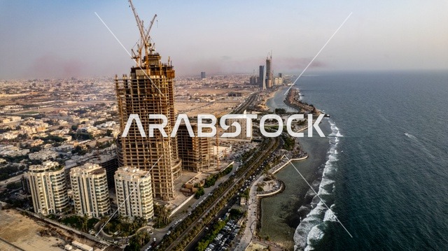 الأبراج وناطحات السحاب في المدينة الساحلية, الفن الهندسي المعماري لمبنى برج الكورنيش في مدينة جدة, الواجهة البحرية في المملكة العربية السعودية, الاستمتاع بالمناظر الطبيعية المائية, الأفق والمعالم التجارية المشهورة في وقت النهار