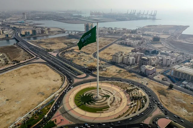 حركة المرور في شوارع وطرقات العاصمة في النهار، دوار السارية فى جدة ، معالم الرياض المشهورة،  تقاطع طريق الملك عبد لله