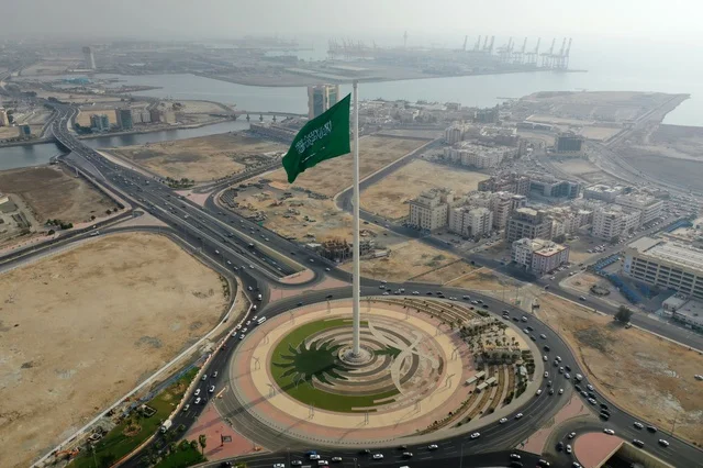 حركة المرور في شوارع وطرقات العاصمة في النهار، دوار السارية فى جدة ، معالم الرياض المشهورة،  تقاطع طريق الملك عبد لله