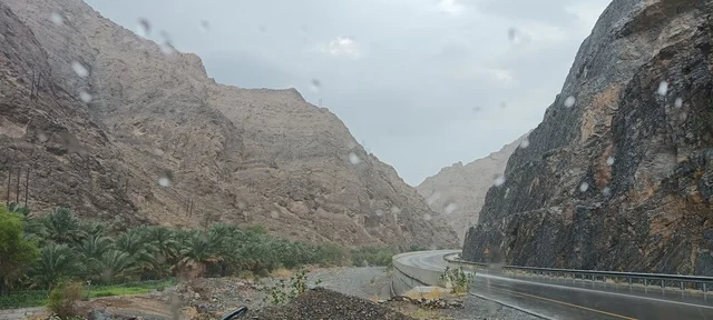 A village in the Sultanate of Oman, famous tourist attractions, ancient historical buildings.