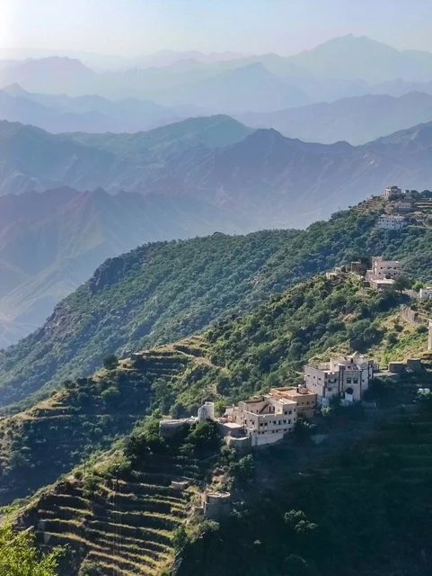 الطبيعة الساحرة والجبال الشاهقة في محافظة فيفاء بمنطقة جازان جنوب المملكة العربية السعودية، السياحة فى السعودية ، القمم والمرتفات والتكوينات الصخرية