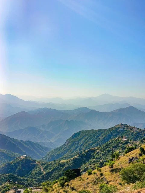 القمم والمرتفعات و التكوينات الصخرية،  الطبيعة  والجبال الشاهقة في محافظة فيفاء بمنطقة جازان جنوب المملكة العربية السعودية