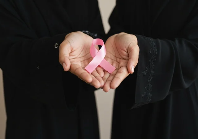 رمز الحملة العالمية، اليوم العالمي للتوعية والكشف المبكر، تحدي الأمراض الخبيثة، بورتريه مقرب لإمرأة عربية خليجي سعودية ترتدي الحجاب والعباءة السوداء وتحمل الشريط الوردي، النظر الى الكاميرا بنظرات القوة، حملة توعوية للكشف المبكر عن سرطان الثدي، خلفية وردية رمز الحملة العالمية، اليوم العالمي للتوعية والكشف المبكر، تحدي الأمراض الخبيثة، بورتريه مقرب لإمرأة عربية خليجي سعودية ترتدي الحجاب والعباءة السوداء وتحمل الشريط الوردي، النظر الى الكاميرا بنظرات القوة، حملة توعوية للكشف المبكر عن سرطان الثدي، خلفية وردية