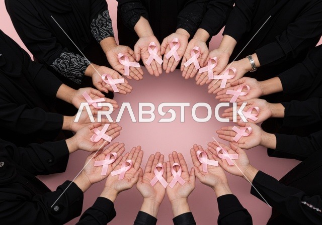 تحدي الامراض الخبيثه، بورتريه مقرب لمجموعه من السيدات العربية الخليجية السعودية تحمل الشريط الوردي ، الاهتمام بالمرض والكشف المبكر، رمز الحملة العالمية النسائية، اليوم العالمي للتوعيه بالكشف عن سرطان الثدي