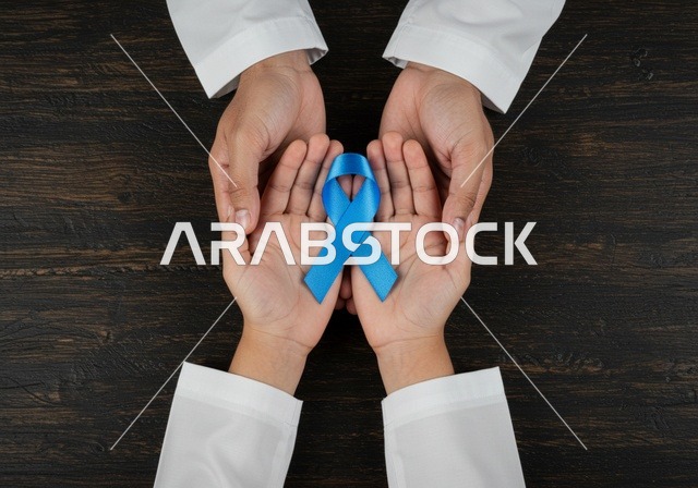الحفاظ على الصحة الجسدية، شعار الوعي بسرطان البروستاتا ، حملات الإرشاد والتنبيه للكشف المبكر عن سرطان البروستات، بورتريه مقرب لشاب عربي خليجي سعودي يرتدي الزي التقليدي والشماغ يحمل شريط أزرق للتوعية بالأمراض، خلفية سوداء