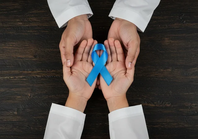 الحفاظ على الصحة الجسدية، شعار الوعي بسرطان البروستاتا ، حملات الإرشاد والتنبيه للكشف المبكر عن سرطان البروستات، بورتريه مقرب لشاب عربي خليجي سعودي يرتدي الزي التقليدي والشماغ يحمل شريط أزرق للتوعية بالأمراض، خلفية سوداء