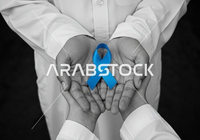 الحفاظ على الصحة الجسدية، شعار الوعي بسرطان البروستاتا ، حملات الإرشاد والتنبيه للكشف المبكر عن سرطان البروستات، بورتريه مقرب لشاب عربي خليجي سعودي يرتدي الزي التقليدي والشماغ يحمل شريط أزرق للتوعية بالأمراض، خلفية سوداء