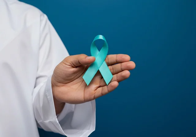 حملات الإرشاد والتنبيه للكشف المبكر عن سرطان البروستات،الحفاظ على الصحة الجسدية، شعار الوعي بسرطان البروستاتا ، بورتريه مقرب لشاب عربي خليجي سعودي يرتدي الزي التقليدي والشماغ يحمل شريط أزرق للتوعية بالأمراض