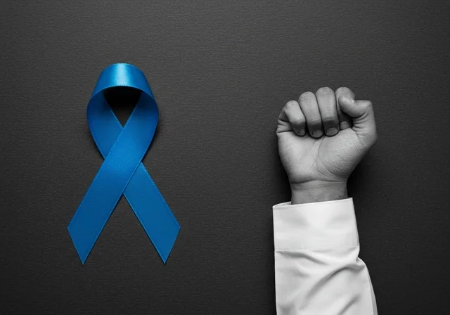 بورتريه مقرب ليد شاب عربي خليجي سعودي يرتدي الزي التقليدي والشماغ يحمل شريط أزرق للتوعية بالأمراض بايماءات القوه ،  حملات الإرشاد والتنبيه للكشف المبكر عن سرطان البروستات،الحفاظ على الصحة الجسدية، شعار الوعي بسرطان البروستاتا