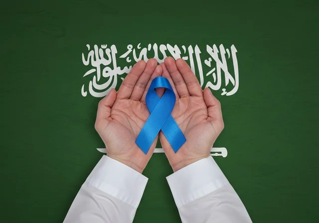 شعار الوعي بسرطان البروستاتا  ، الحفاظ على الصحة الجسدية، حملات الإرشاد والتنبيه للكشف المبكر عن سرطان البروستات، بورتريه مقرب لشاب عربي خليجي سعودي يرتدي الزي التقليدي والشماغ يحمل شريط أزرق للتوعية بالأمراض، خلفية علم السعودية