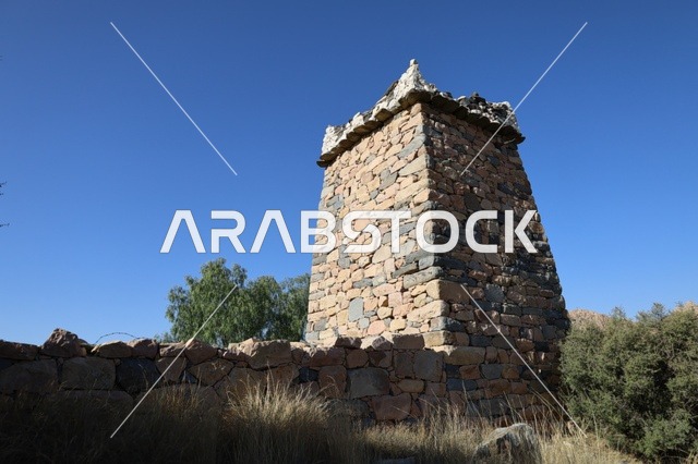 A historical heritage fortress made of stone, the architectural engineering art of palaces and ancient buildings, famous tourist attractions, historical and tourist landmarks in the Asir, Al-Baha, Abha, and Taif regions of the Kingdom of Saudi Arabia, attracting tourists from around the world, the ancient architectural engineering art.