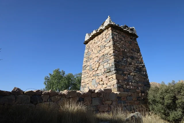 حصن تراثي تاريخي من الحجارة، الفن الهندسي المعماري للقصور والبناء القديم، المعالم السياحية المشهورة، معالم تاريخية وسياحية في منطقة عسير والباحة و أبها والطائف في المملكة العربية السعودية، جذب السياح من أنحاء العالم، الفن الهندسي المعماري القديم