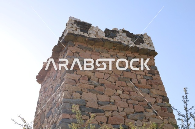 الفن الهندسي المعماري القديم، حصن تراثي تاريخي من الحجارة، الفن الهندسي المعماري للقصور والبناء القديم، المعالم السياحية المشهورة، معالم تاريخية وسياحية في منطقة عسير والباحة و أبها والطائف في المملكة العربية السعودية، جذب السياح من أنحاء العالم