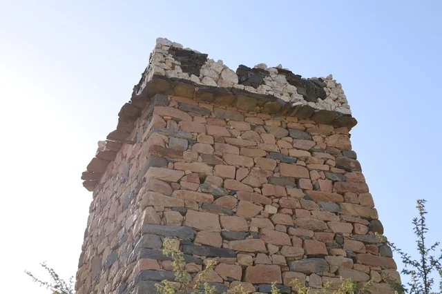 Ancient architectural engineering, a historical heritage fortress made of stone, the architectural engineering of palaces and ancient buildings, famous tourist attractions, historical and tourist landmarks in the Asir, Al-Baha, Abha, and Taif regions of the Kingdom of Saudi Arabia, attracting tourists from around the world.