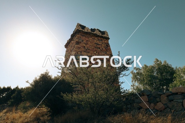 الفن الهندسي المعماري للقصور والبناء القديم، جذب السياح من أنحاء العالم، الفن الهندسي المعماري القديم، حصن تراثي تاريخي من الحجارة،  المعالم السياحية المشهورة، معالم تاريخية وسياحية في منطقة عسير والباحة و أبها والطائف في المملكة العربية السعودية