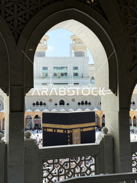 قبلة الاسلام والمسلمين, الحجاج المسلمين في مكة المكرمة ،الحرم المكي الشريف مكة المكرمة في المملكة العربية السعودية ، أداء مناسك الحج والعمرة، الطواف عند الغروب، أماكن إسلامية مقدسة، حجاج بيت الله الحرام يقومون بالطواف حول الكعبة المشرفة في الحرم المكي الشريف