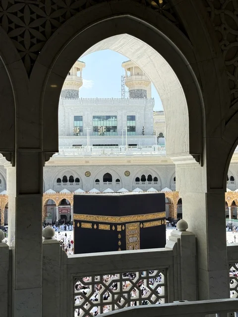 قبلة الاسلام والمسلمين, الحجاج المسلمين في مكة المكرمة ،الحرم المكي الشريف مكة المكرمة في المملكة العربية السعودية ، أداء مناسك الحج والعمرة، الطواف عند الغروب، أماكن إسلامية مقدسة، حجاج بيت الله الحرام يقومون بالطواف حول الكعبة المشرفة في الحرم المكي الشريف