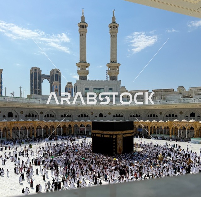 الحجاج المسلمين في مكة المكرمة ،الحرم المكي الشريف مكة المكرمة في المملكة العربية السعودية ، أداء مناسك الحج والعمرة، الطواف عند الغروب، أماكن إسلامية مقدسة، حجاج بيت الله الحرام يقومون بالطواف حول الكعبة المشرفة في الحرم المكي الشريف