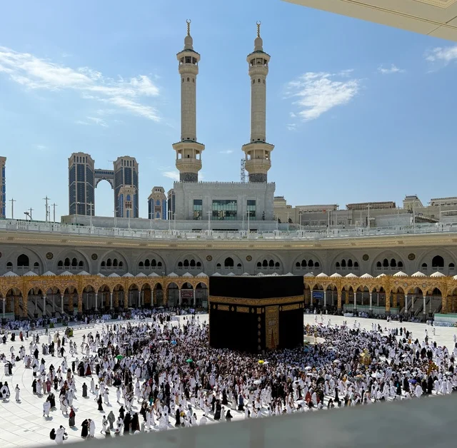 الحجاج المسلمين في مكة المكرمة ،الحرم المكي الشريف مكة المكرمة في المملكة العربية السعودية ، أداء مناسك الحج والعمرة، الطواف عند الغروب، أماكن إسلامية مقدسة، حجاج بيت الله الحرام يقومون بالطواف حول الكعبة المشرفة في الحرم المكي الشريف