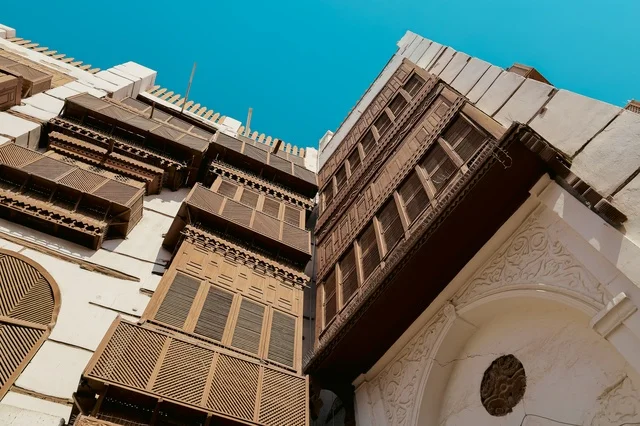 أماكن سياحية تراثية شعبية في المملكة العربية السعودية، المعالم التاريخية في حي البلد، الرواشين القديمه في المدينة التاريخية في جدة،  تصميم معماري عربي و إسلامي قديم، البيوت الأثرية في البلد التاريخي في جدة، مناطق جذب واستقطاب السياح