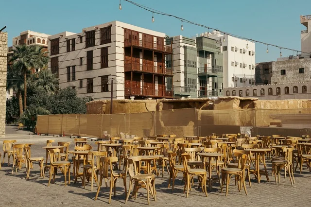 كراسي تراثية من الطراز القديم، المعالم التاريخية في حي البلد، أماكن سياحية تراثية شعبية في المملكة العربية السعودية، الرواشين القديمه في المدينة التاريخية في جدة،  تصميم معماري عربي و إسلامي قديم، البيوت الأثرية في البلد التاريخي في جدة، مناطق جذب واستقطاب السياح