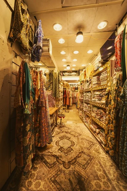 محل للبيع الأزياء التقليدية  في سوق شعبي في مدينة  جدة، المعالم التاريخية في حي البلد، أماكن سياحية تراثية شعبية في المملكة العربية السعودية، الرواشين القديمه في المدينة التاريخية في جدة،  تصميم معماري عربي و إسلامي قديم،  مناطق جذب واستقطاب السياح