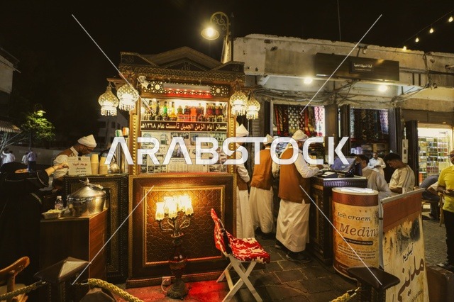 كشك عصائر في سوق شعبي في مدينة  جدة، المعالم التاريخية في حي البلد، أماكن سياحية تراثية شعبية في المملكة العربية السعودية، الرواشين القديمه في المدينة التاريخية في جدة،  تصميم معماري عربي و إسلامي قديم،  مناطق جذب واستقطاب السياح