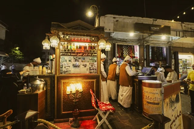 كشك عصائر في سوق شعبي في مدينة  جدة، المعالم التاريخية في حي البلد، أماكن سياحية تراثية شعبية في المملكة العربية السعودية، الرواشين القديمه في المدينة التاريخية في جدة،  تصميم معماري عربي و إسلامي قديم،  مناطق جذب واستقطاب السياح